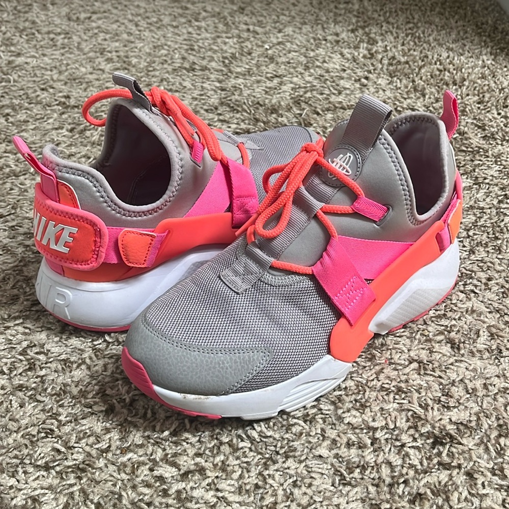 Nike Air Huarache City Low Womens Size 8.5 Shoes Athletic Sneakers Gray Pink